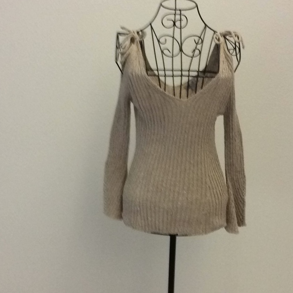 Beautiful cold shoulder gold sweater Casting LA